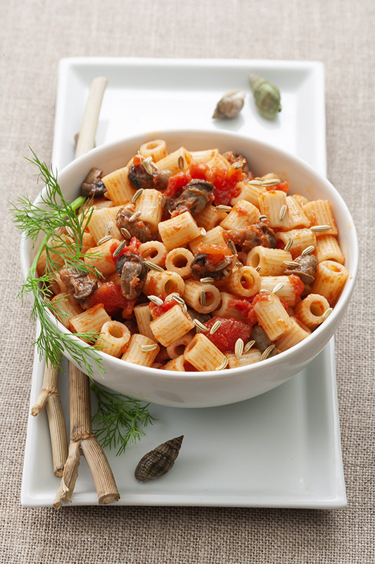 DITALI AL SUGO DI LUMACHE DI MARE CON FINOCCHIO SELVATICO E SEMI DI FINOCCHIO - 4535