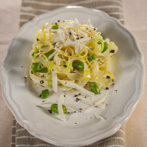 TAGLIATELLE CON FAVE PECORINO SCORZA LIMONE E PEPE – 5292
