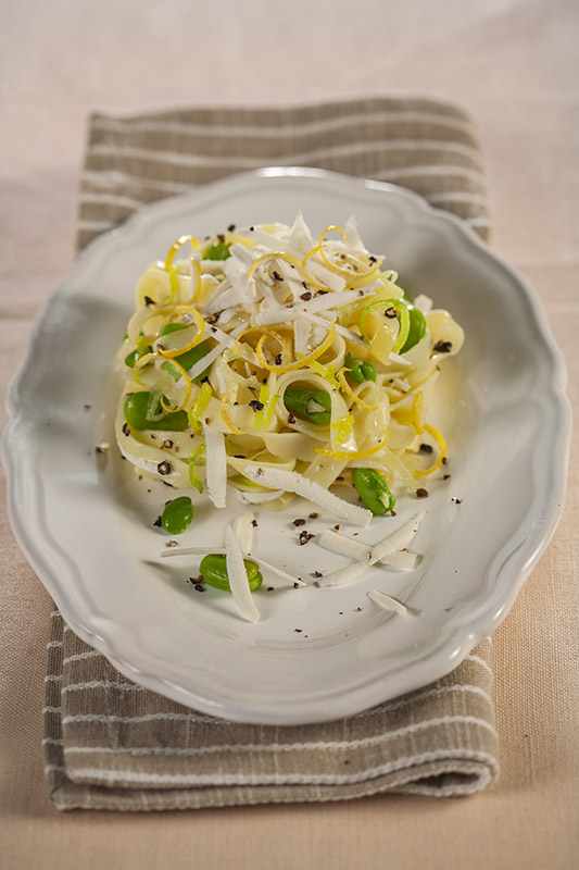TAGLIATELLE CON FAVE PECORINO SCORZA LIMONE E PEPE – 5292