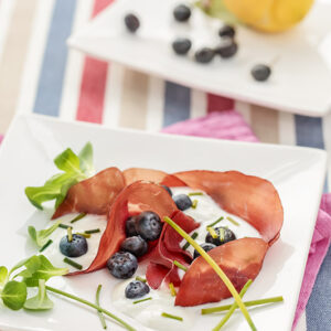 BRESAOLA CON PANNA ACIDA MIRTILLI ERBA CIPOLLINA - 5751
