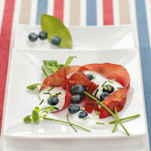 BRESAOLA CON PANNA ACIDA MIRTILLI ERBA CIPOLLINA - 5752