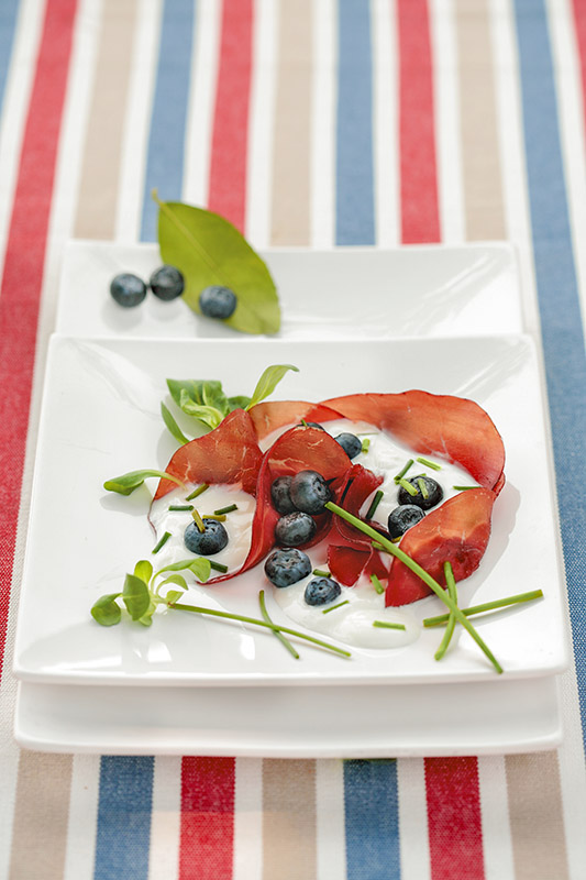 BRESAOLA CON PANNA ACIDA MIRTILLI ERBA CIPOLLINA - 5752