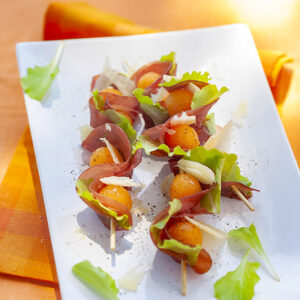 SPIEDINI FREDDI CON BRESAOLA LATTUGA MELONE PECORINO SARDO STAGIONATO OLIO E PEPE - 5758