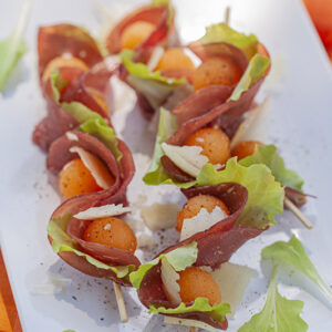 SPIEDINI FREDDI CON BRESAOLA LATTUGA MELONE PECORINO SARDO STAGIONATO OLIO E PEPE - 5760