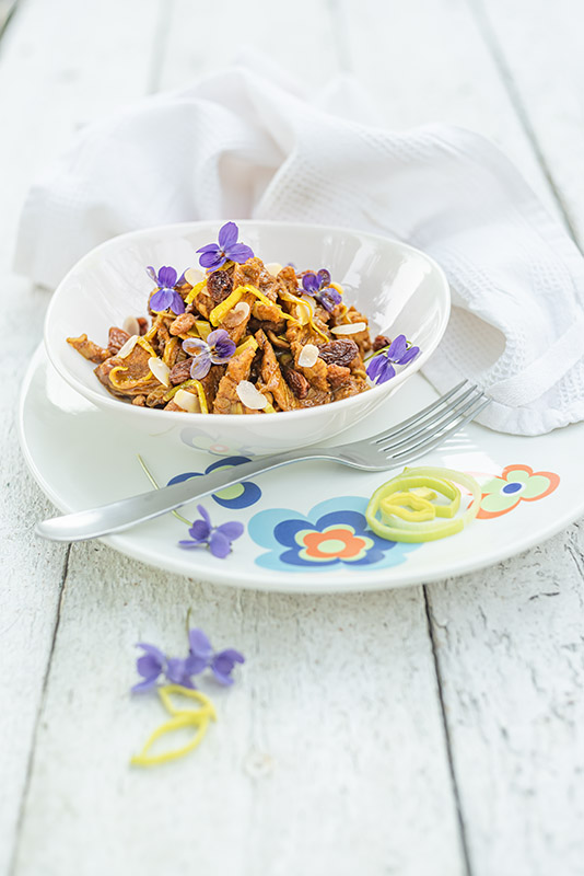 STRACCETTI DI POLLO IN AGRODOLCE CON PORRI, UVETTA E MANDORLE - 6789