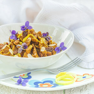 STRACCETTI DI POLLO IN AGRODOLCE CON PORRI, UVETTA E MANDORLE - 6783
