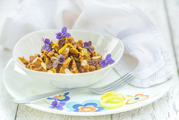 STRACCETTI DI POLLO IN AGRODOLCE CON PORRI, UVETTA E MANDORLE - 6783