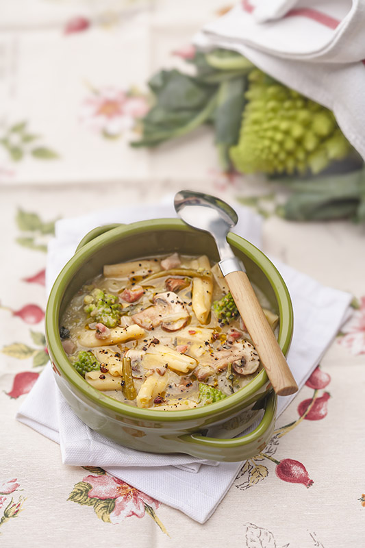 ZUPPA CON CAVOLO ROMANESCO CASERECCE PANCETTA E FUNGHI - 9578