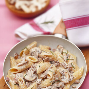 PENNE CON PANNA PROSCIUTTO E FUNGHI - 9750