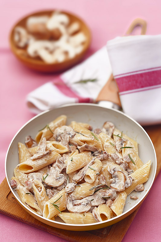 PENNE CON PANNA PROSCIUTTO E FUNGHI - 9750