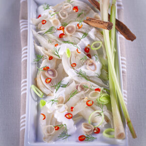 FINOCCHI AL VAPORE AROMATIZZATI ALLA CANNELLA CON LEMON GRASS YOGURT PORRI PEPERONCINO - 5153