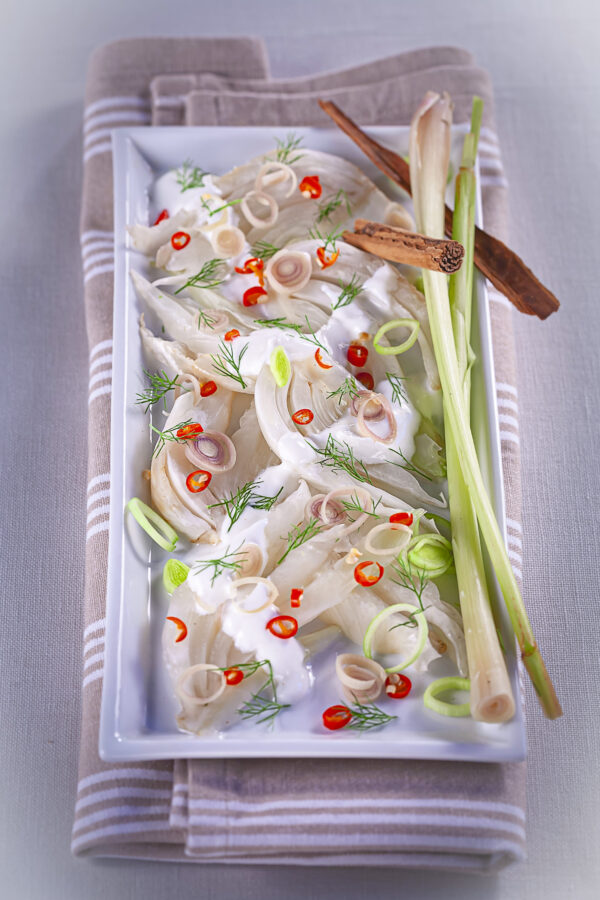 FINOCCHI AL VAPORE AROMATIZZATI ALLA CANNELLA CON LEMON GRASS YOGURT PORRI PEPERONCINO - 5153