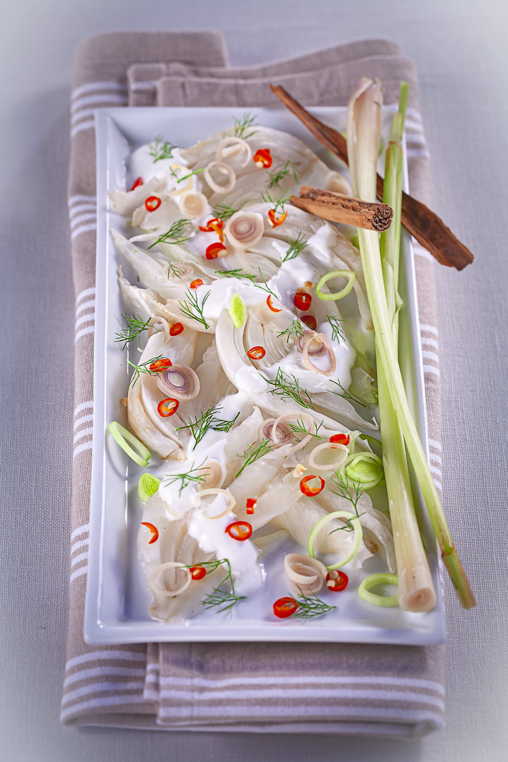 FINOCCHI AL VAPORE AROMATIZZATI ALLA CANNELLA CON LEMON GRASS YOGURT PORRI PEPERONCINO - 5153 - immagine 1