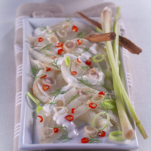FINOCCHI AL VAPORE AROMATIZZATI ALLA CANNELLA CON LEMON GRASS YOGURT PORRI PEPERONCINO - 5154