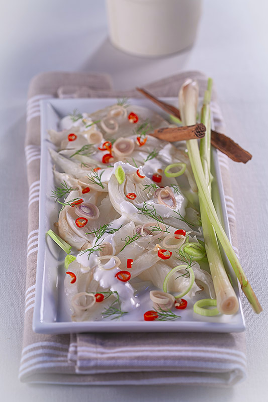 FINOCCHI AL VAPORE AROMATIZZATI ALLA CANNELLA CON LEMON GRASS YOGURT PORRI PEPERONCINO - 5154