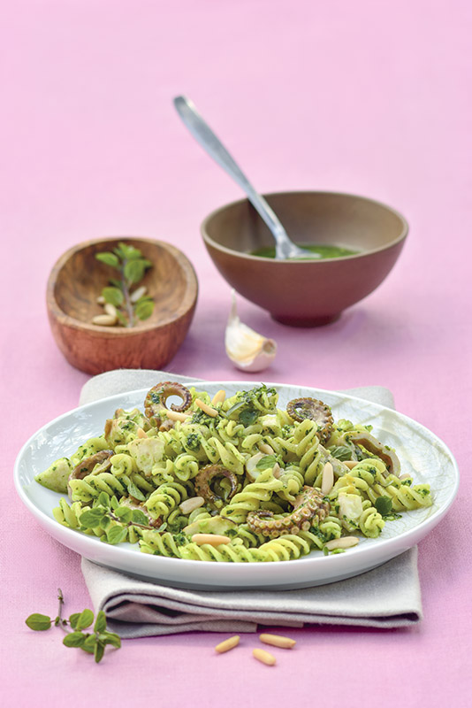 FUSILLI CON PESTO DI ORIGANO FRESCO PINOLI AGLIO POLPO - 5013