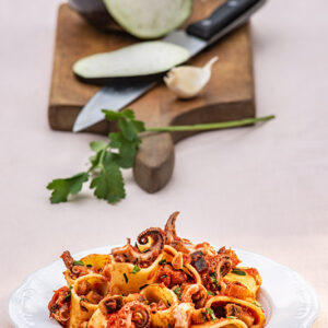 PASTA CALAMARI CON SUGO DI CIPOLLA AGLIO POMODORO MELANZANE POLPO PREZZEMOLO - 5002