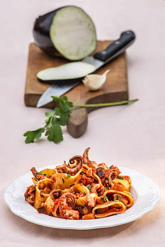 PASTA CALAMARI CON SUGO DI CIPOLLA AGLIO POMODORO MELANZANE POLPO PREZZEMOLO - 5002