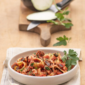 PASTA CALAMARI CON SUGO DI CIPOLLA AGLIO POMODORO MELANZANE POLPO PREZZEMOLO - 5000