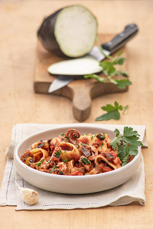 PASTA CALAMARI CON SUGO DI CIPOLLA AGLIO POMODORO MELANZANE POLPO PREZZEMOLO - 5000