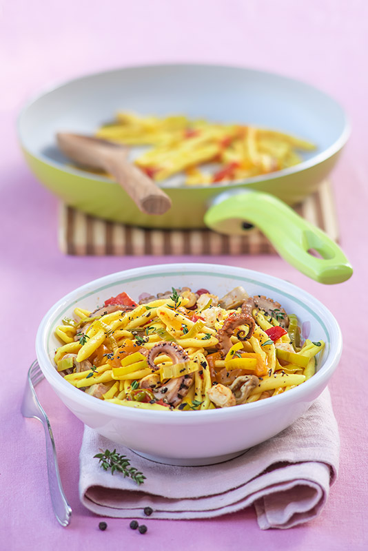 CAPUNTI ALLO ZAFFERANO CON PORRI PEPERONI ROSSI E GIALLI POLPO TIMO PEPE NERO - 5015