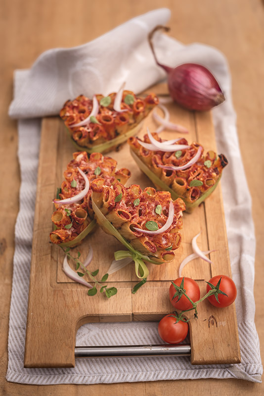 TRIANGOLI DI RIGATONI CIPOLLA ROSSA POMODORO CACIOCAVALLO SILANO E MAGGIORANA - 6971