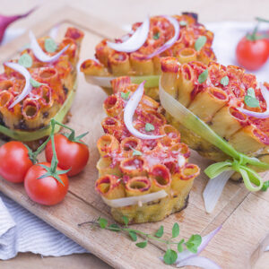 TRIANGOLI DI RIGATONI CIPOLLA ROSSA POMODORO CACIOCAVALLO SILANO E MAGGIORANA - 6972