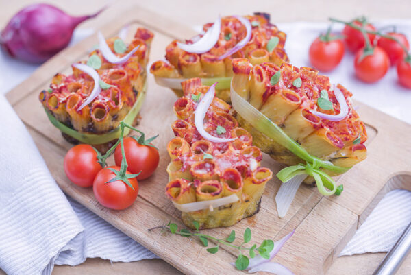TRIANGOLI DI RIGATONI CIPOLLA ROSSA POMODORO CACIOCAVALLO SILANO E MAGGIORANA - 6972