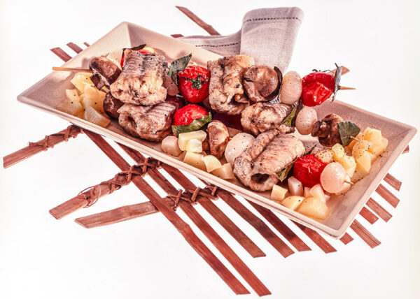 SPIEDINI DI SGOMBRI CON POMODORINI, CIPOLLINE E CHAMPIGNONS - 5304