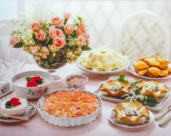 CREMA AL GERANIO, CROSTATA DI ROSE, BAVARESE AL GELSOMINO, FRITTELLE DI MAGNOLIA, TULIPANI ALLE VIOLETTE - S58860 - 4559