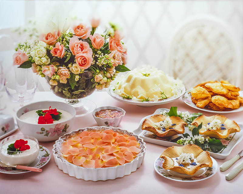 CREMA AL GERANIO, CROSTATA DI ROSE, BAVARESE AL GELSOMINO, FRITTELLE DI MAGNOLIA, TULIPANI ALLE VIOLETTE - S58860 - 4559 - immagine 1