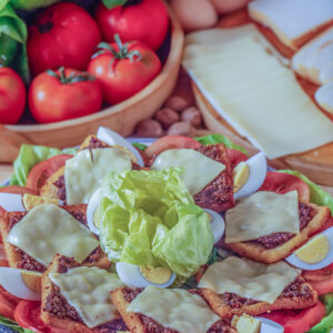 TARTINE CON CARNE TRITA E CHEDDAR - 4822