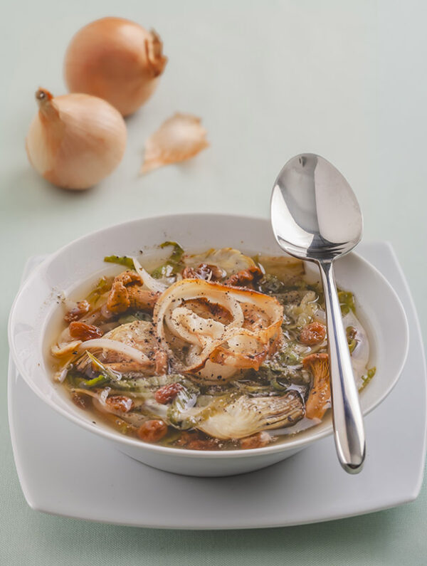 ZUPPA DI CARCIOFI FUNGHI SCAROLA E UVETTA ALLA CIPOLLA FRITTA – 6103