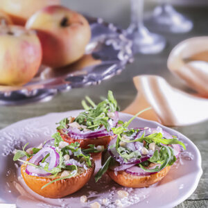 ANTIPASTO SVEDESE MELE AL FORNO CON RUCOLA CIPOLLE SALATE PINOLI - 3573