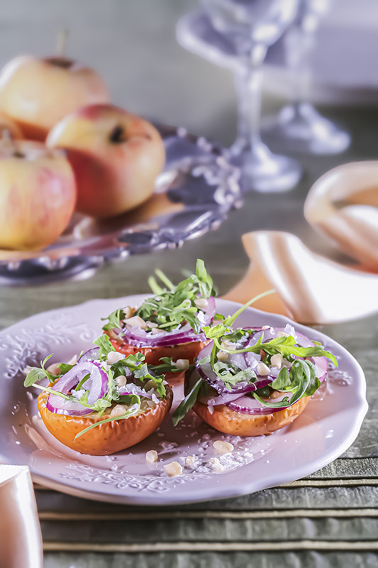 ANTIPASTO SVEDESE MELE AL FORNO CON RUCOLA CIPOLLE SALATE PINOLI - 3573