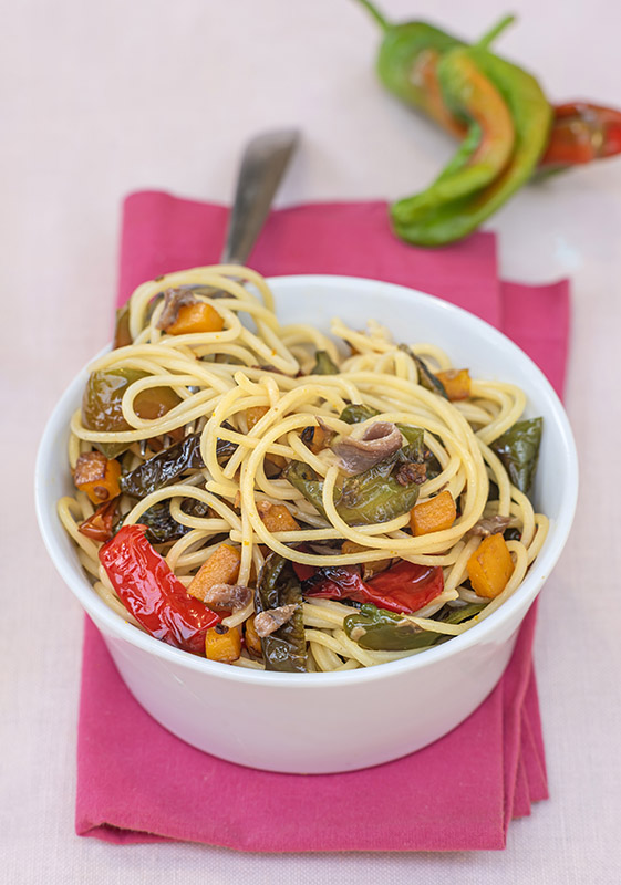 SPAGHETTI CON PEPERONI FRIGGITELLI DADINI DI ZUCCA ACCIUGHE - 5989