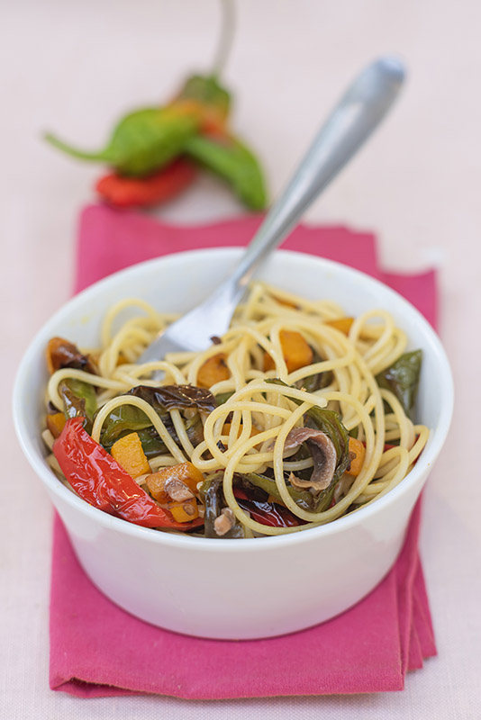 SPAGHETTI CON PEPERONI FRIGGITELLI DADINI DI ZUCCA ACCIUGHE - 5992