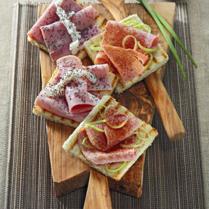 TARTINE CALDE DI PAN CARRÉ CON PROSCIUTTO DI PRAGA PORRI E PAPRIKA - PRAGA RAFANO SEMI DI PAPAVERO - 9746