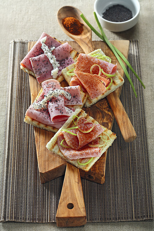 TARTINE CALDE DI PAN CARRÉ CON PROSCIUTTO DI PRAGA PORRI E PAPRIKA - PRAGA RAFANO SEMI DI PAPAVERO - 9746