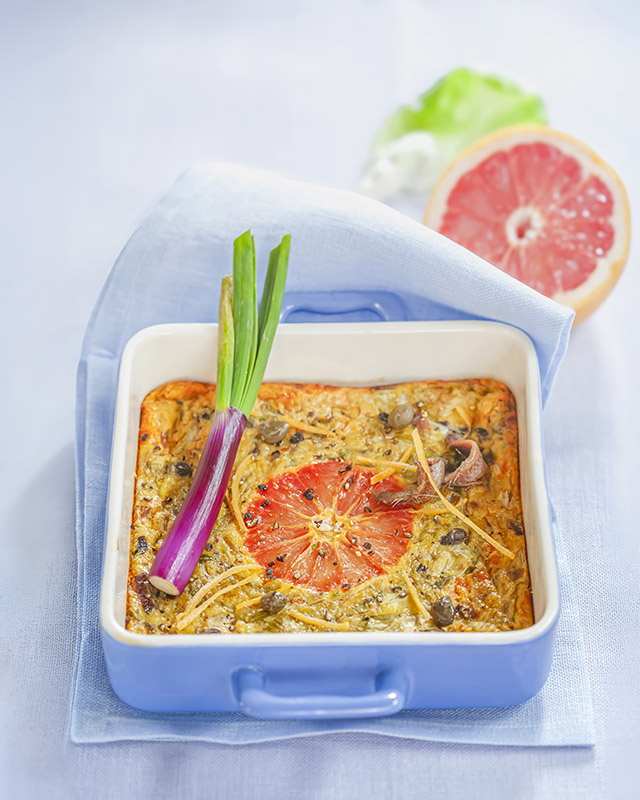 CLAFOUTIS CON UOVA PANNA SCAROLA CAPPERI ACCIUGA POMPELMO ROSA - 6150 - immagine 1