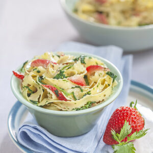 TAGLIATELLE FRASTAGLIATE CON SCALOGNO ORTICA E FRAGOLE - 6160