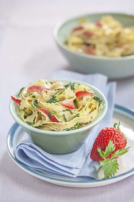 TAGLIATELLE FRASTAGLIATE CON SCALOGNO ORTICA E FRAGOLE - 6160