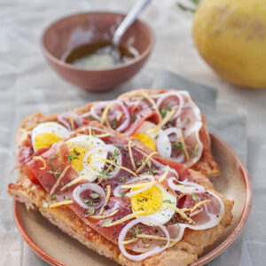 FOCACCIA CON PROSCIUTTO CRUDO CIPOLLOTTI UOVA SODE E LIMONE - 7537