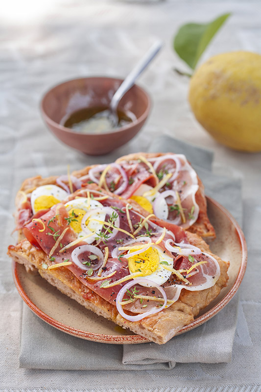FOCACCIA CON PROSCIUTTO CRUDO CIPOLLOTTI UOVA SODE E LIMONE - 7537