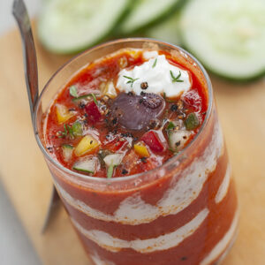 GAZPACHO DI CIPOLLE BORRETANE PEPERONI CETRIOLI PANNA ACIDA PEPE TIMO - 7675
