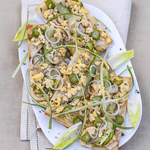 CROSTINI DI PANCARRÉ CON UOVA STRAPAZZATE INDIVIA BELGA ASPARAGI CIPOLLOTTO PEPE - 9443