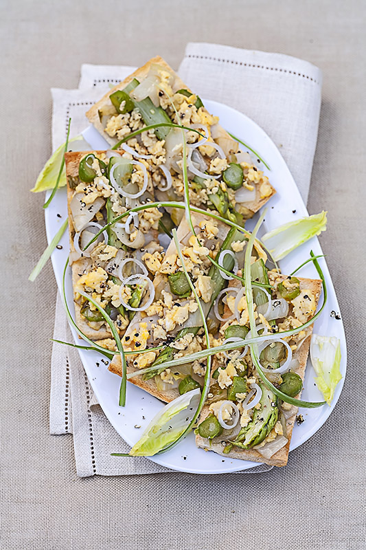 CROSTINI DI PANCARRÉ CON UOVA STRAPAZZATE INDIVIA BELGA ASPARAGI CIPOLLOTTO PEPE - 9443