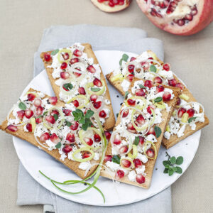 CROSTINI DI PANCARRÉ CON FETA ORIGANO FRESCO PORRI PEPE OLIO MELAGRANA - 9495