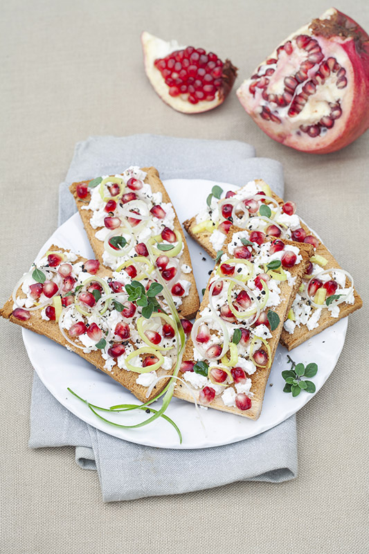 CROSTINI DI PANCARRÉ CON FETA ORIGANO FRESCO PORRI PEPE OLIO MELAGRANA - 9495