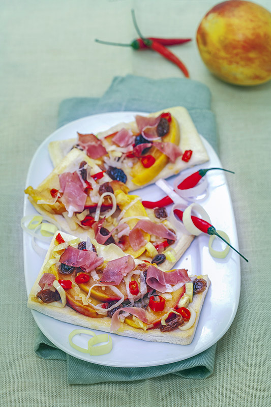 TARTINE CON PESCHE SPECK CIPOLLOTTI UVA SULTANINA PEPERONCINO - 9463
